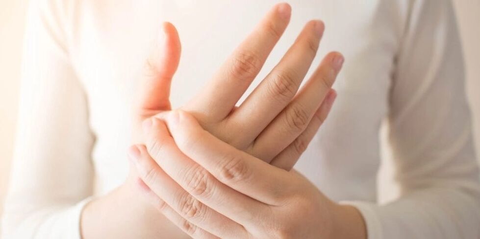 With gout, sharp pain appears in the joints of the fingers, accompanied by bony growths of the phalanges.